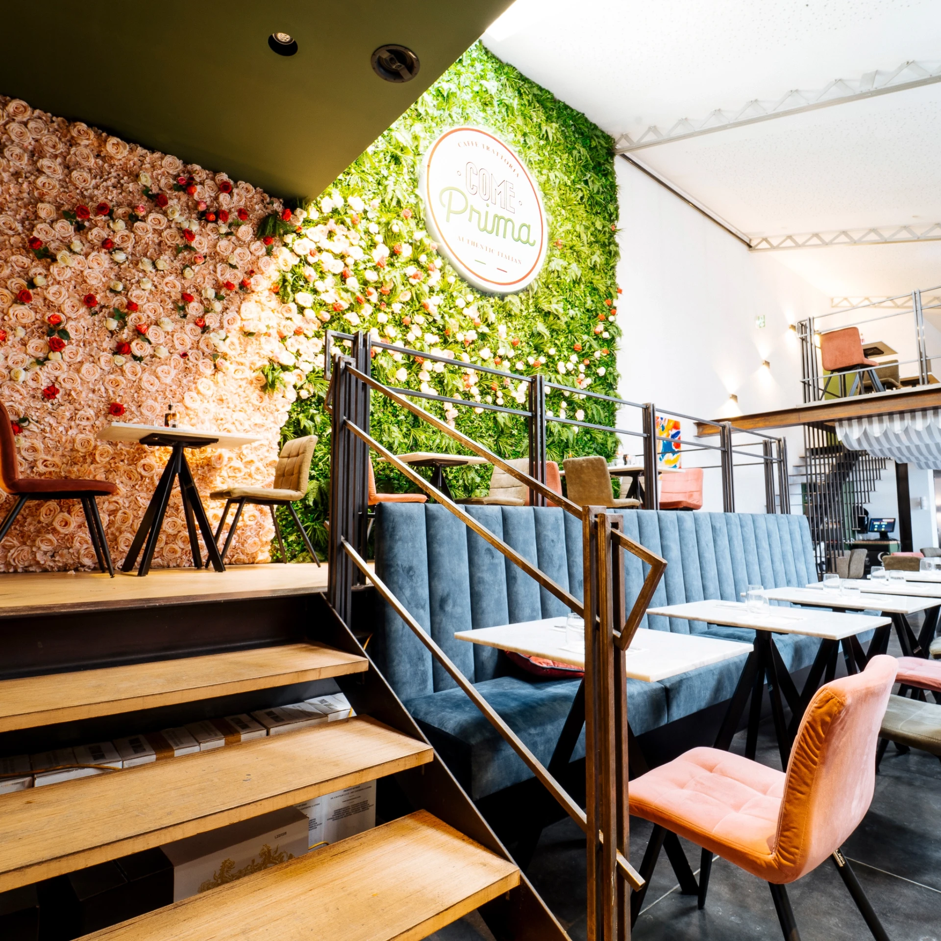 Le balcon de Come Prima dressé pour un repas de groupe