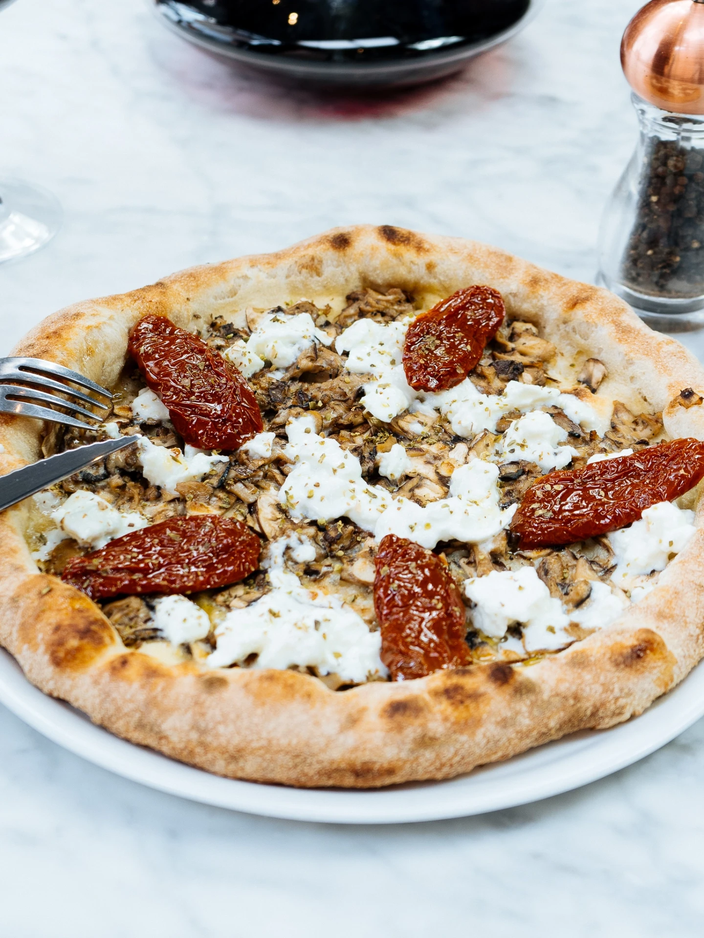 Pizza aux champignons et tomates séchées